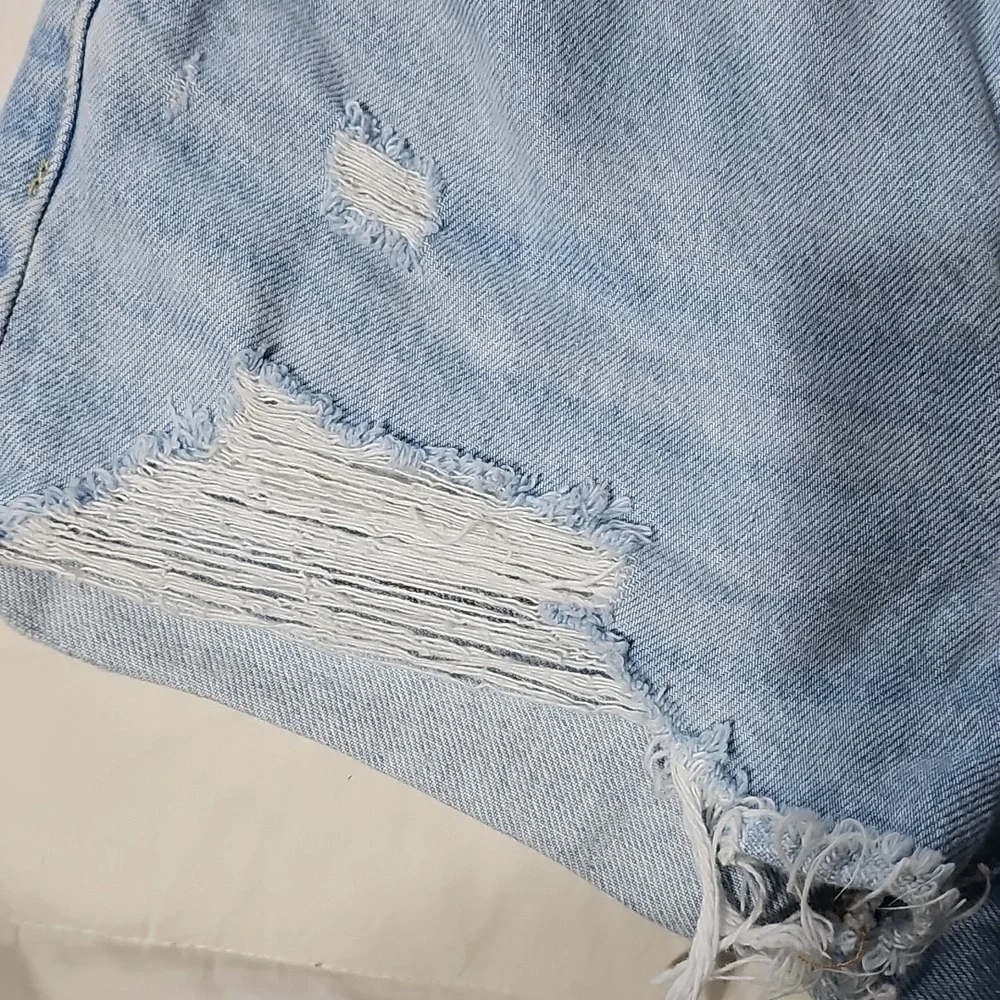 Womens 501 Levi Distressed Shorts. 2